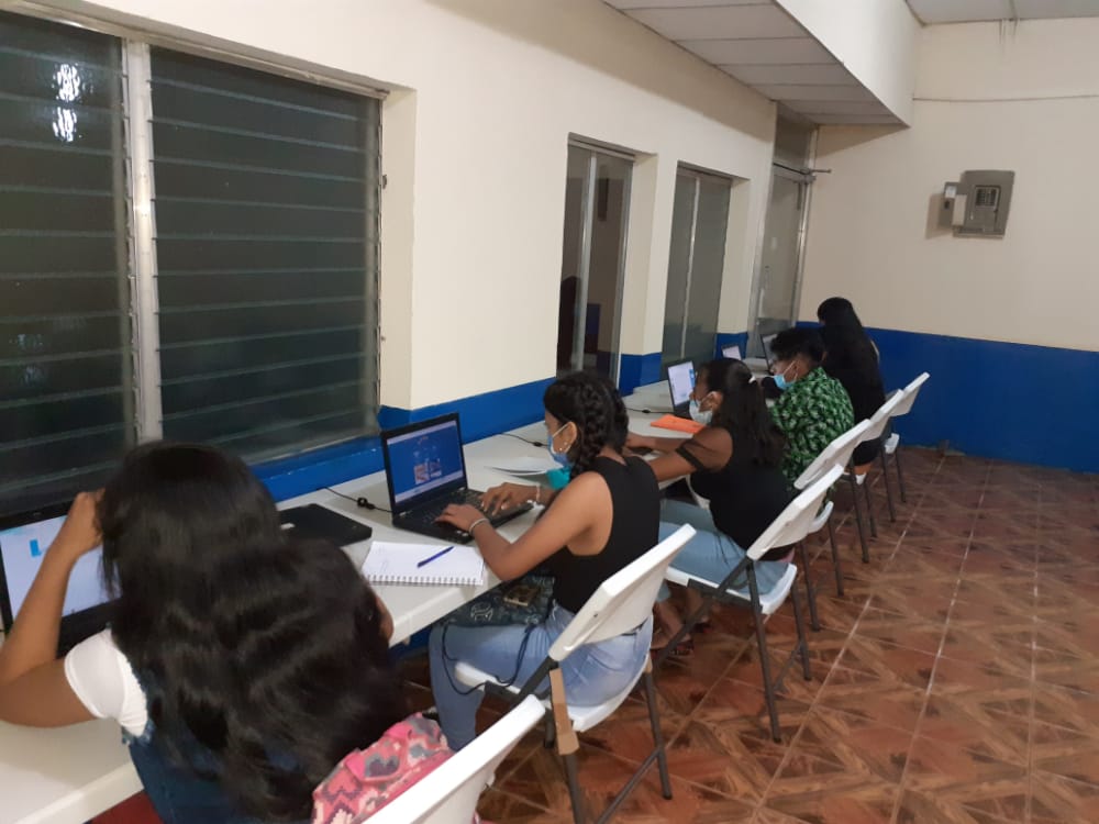 Alternate text Alternate text