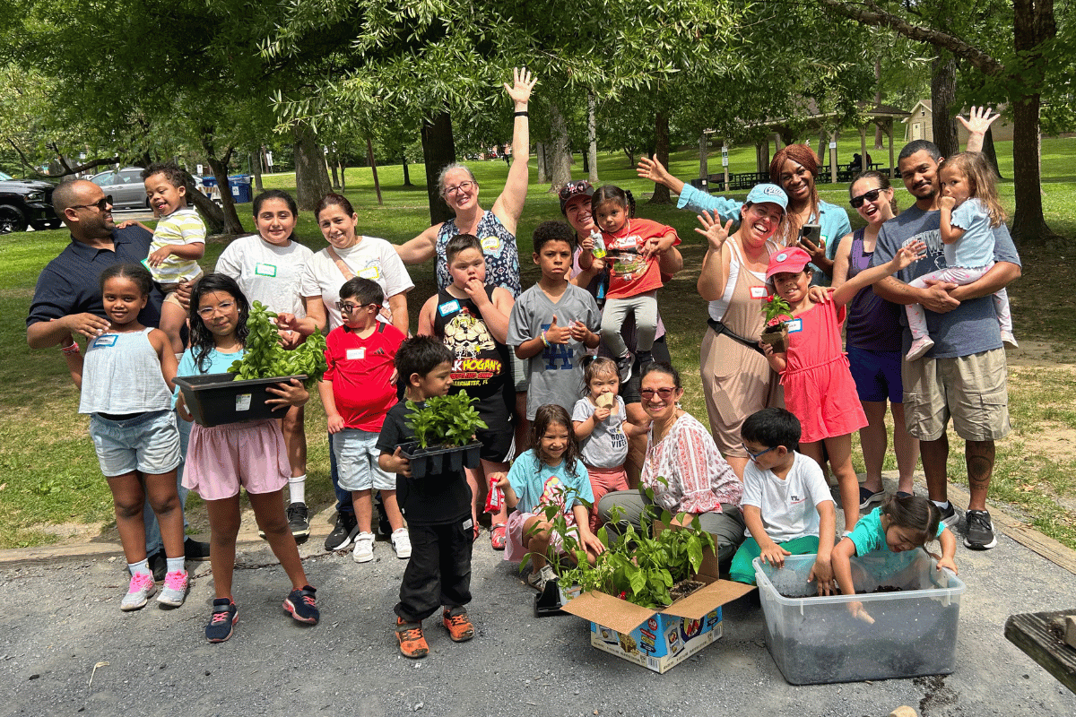 Los niños exploran y las familias se conectan en Plant. Grow. Play.