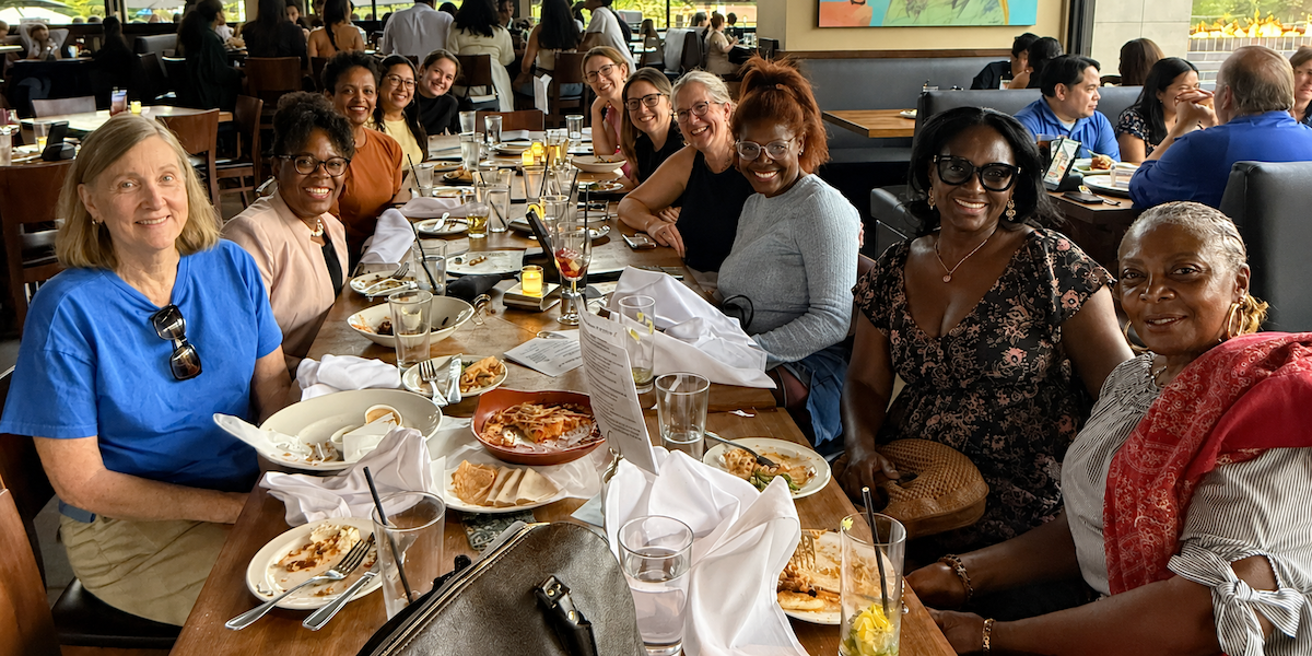 Las mamás toman Yard House por asalto en la Noche de Mamás