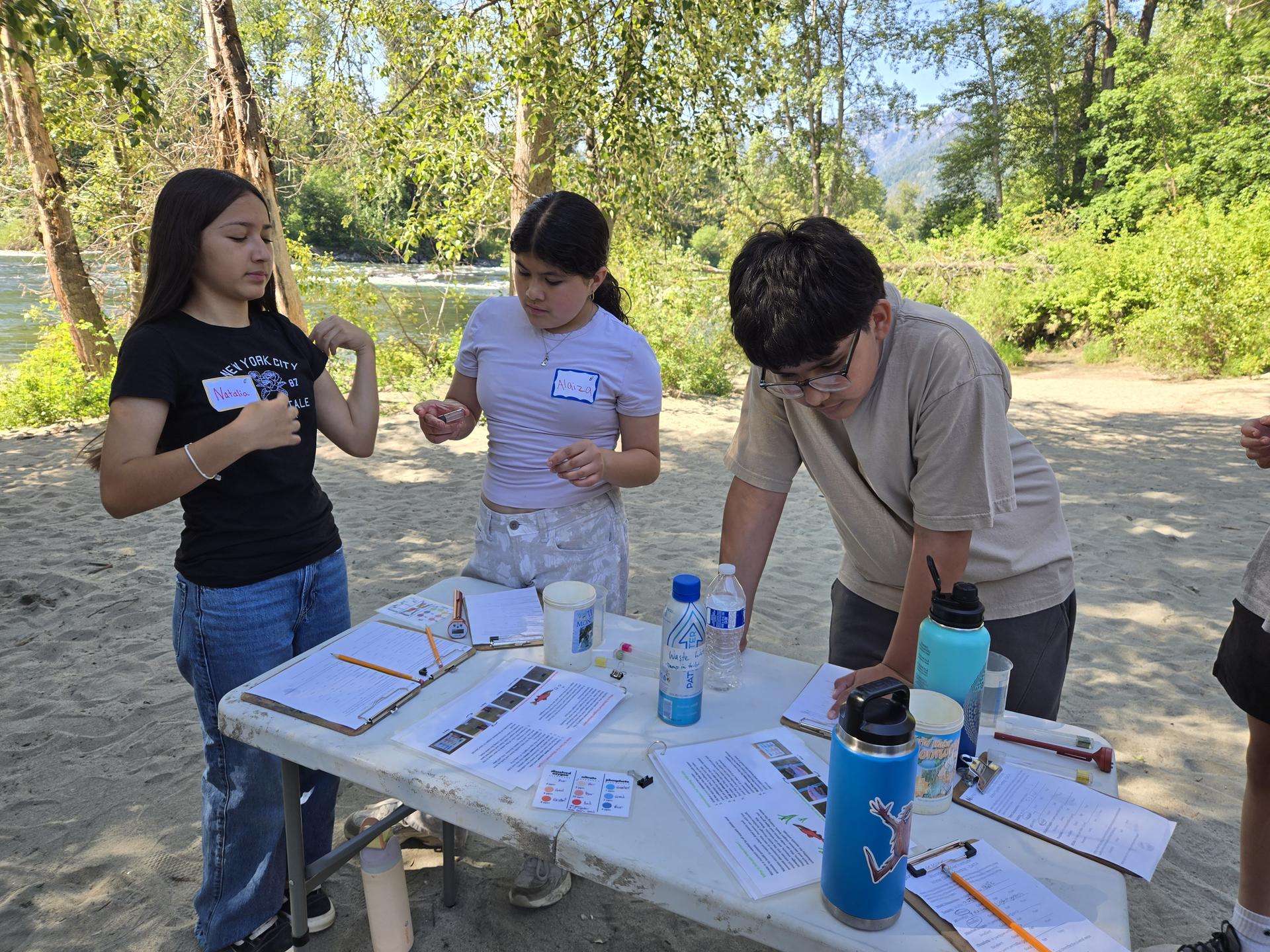 Cashmere Middle School 6th grade students during a WRI Field Day.