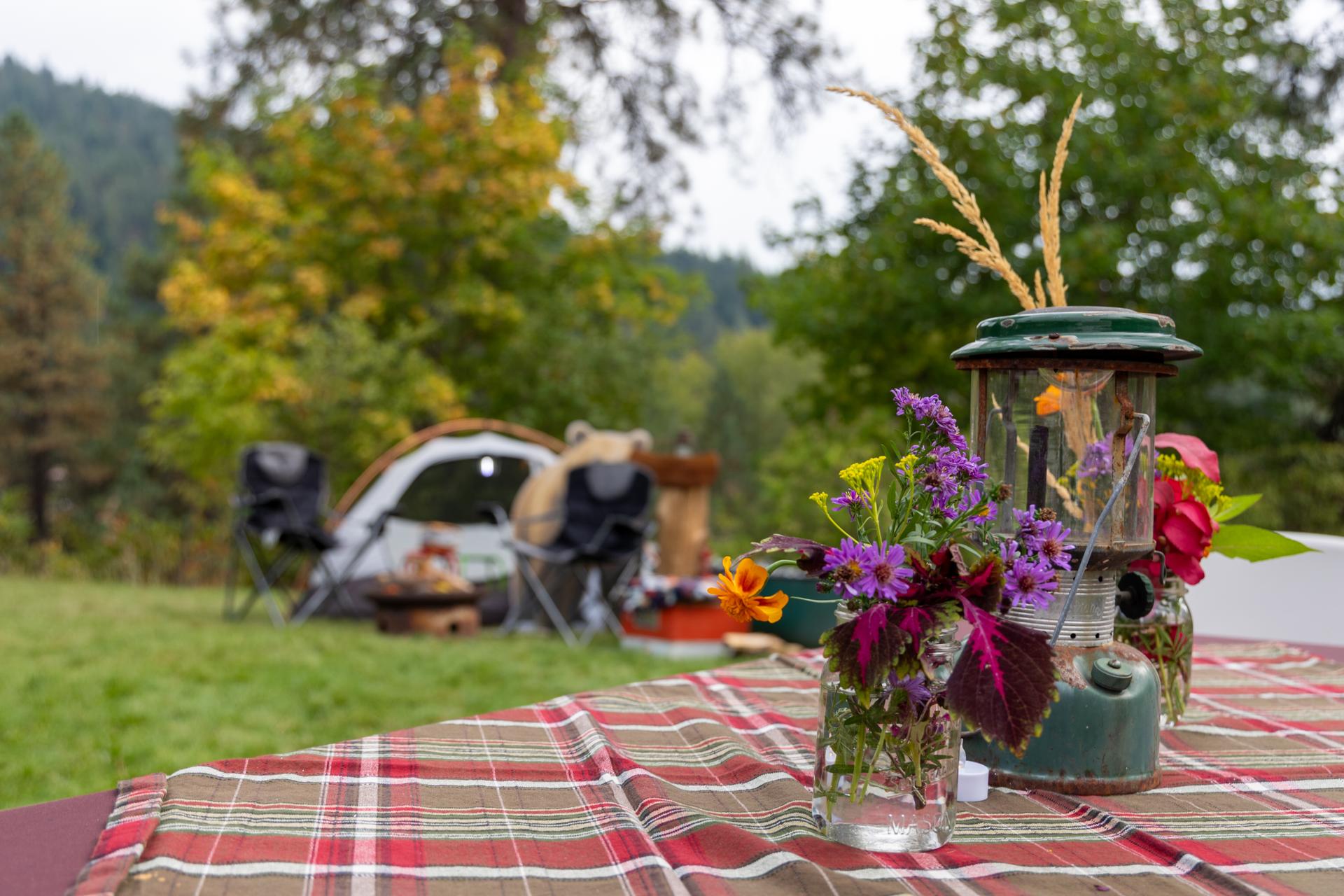 Picture of flowers in the vase on the table for the Sunset & S'mores dinner in 2025.